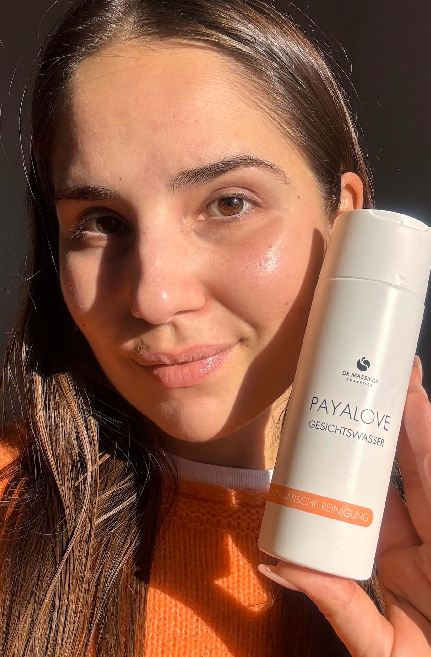 3. Schritt Anwendung Haut von Frau strahlt glowy, frisch und revitalisiert nach der Anwendung des Payalove Toners
