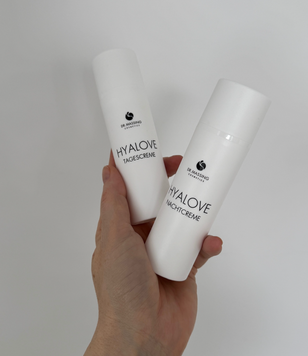 3. Schritt Anwendung Hyalove Augencreme Hand hält Hyalove Gesichtscreme und Nachtcreme 
