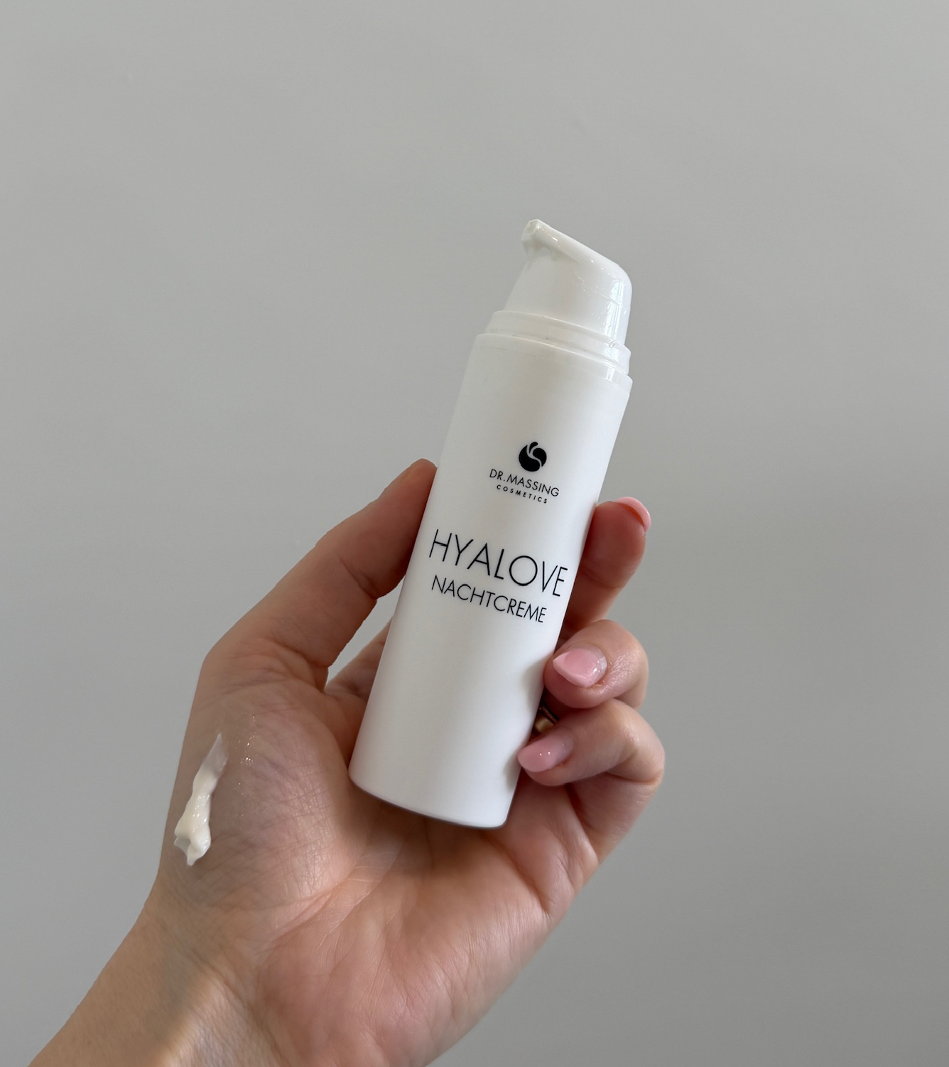 1. Anwendungsschritt Hyalove Nachtcreme erbsengroße Menge entnehmen, die Creme wird in der Hand gehalten