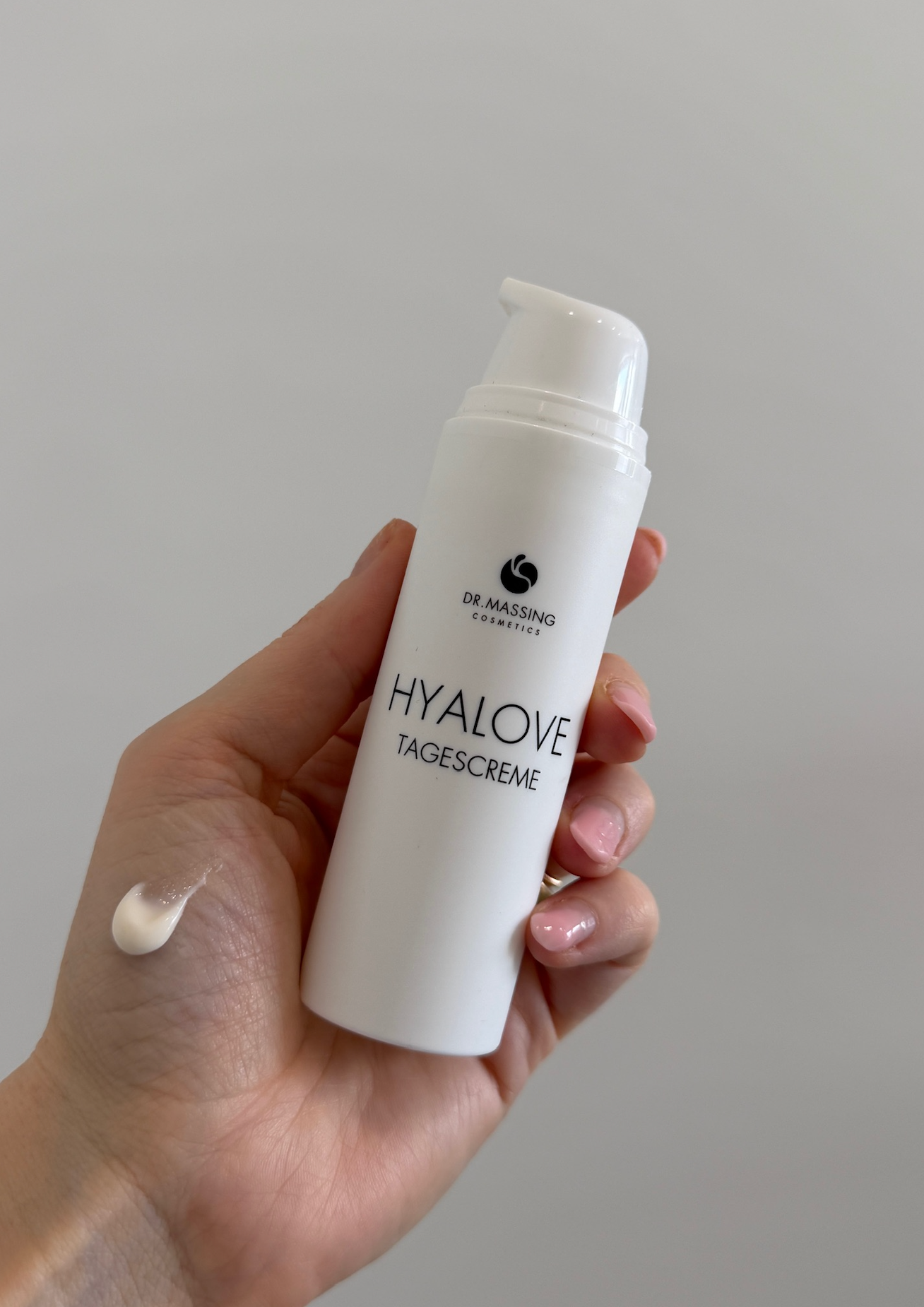 1. Schritt der Anwendung Hyalove Tagescreme erbsengroße Menge entnehmen, Hand hält Produkt und textur ist auf dem Handballen