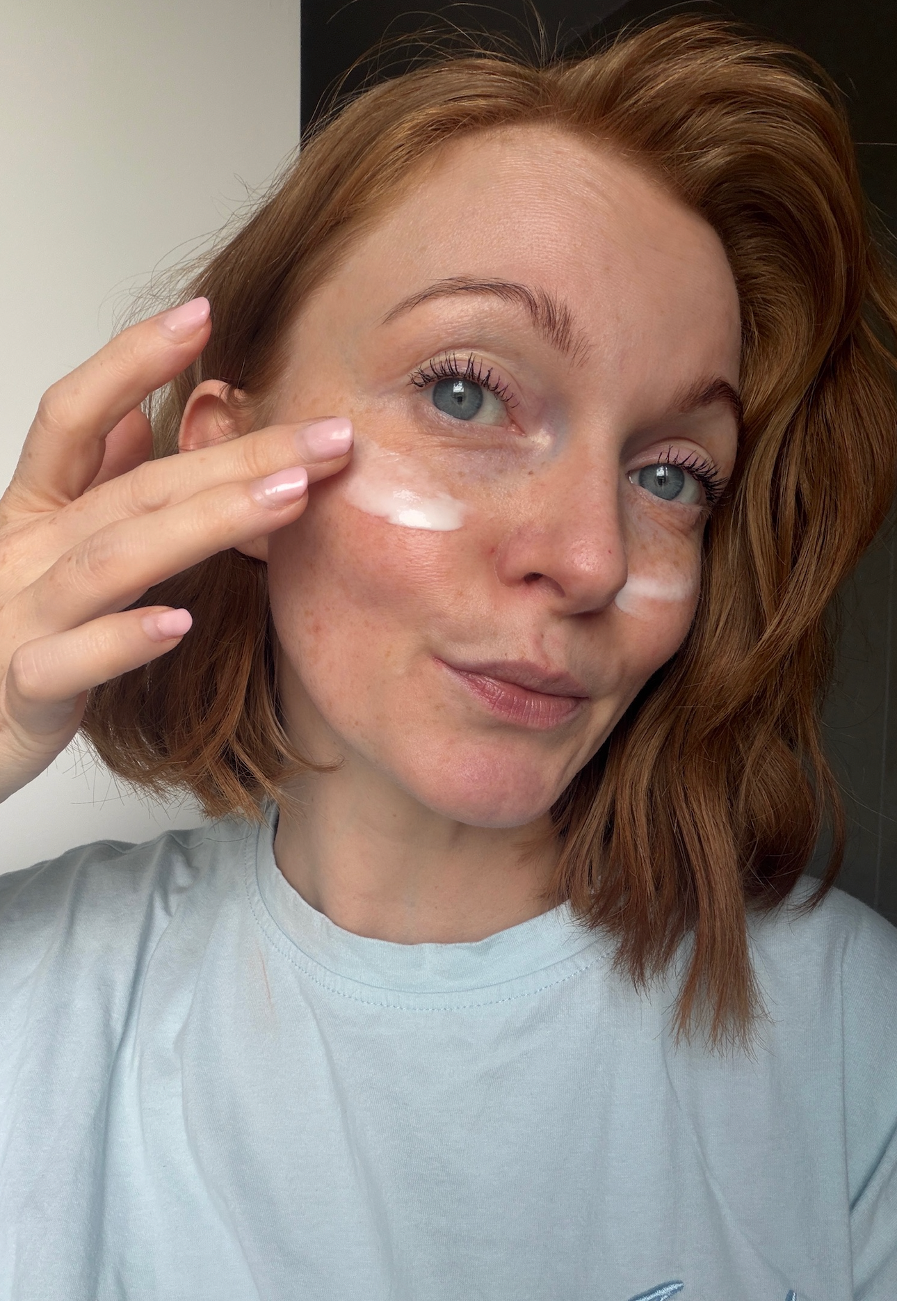 2. Schritt der Anwendung der Hyalove Creme mit Creme auf Gesichtshaut auftragen und verteilen