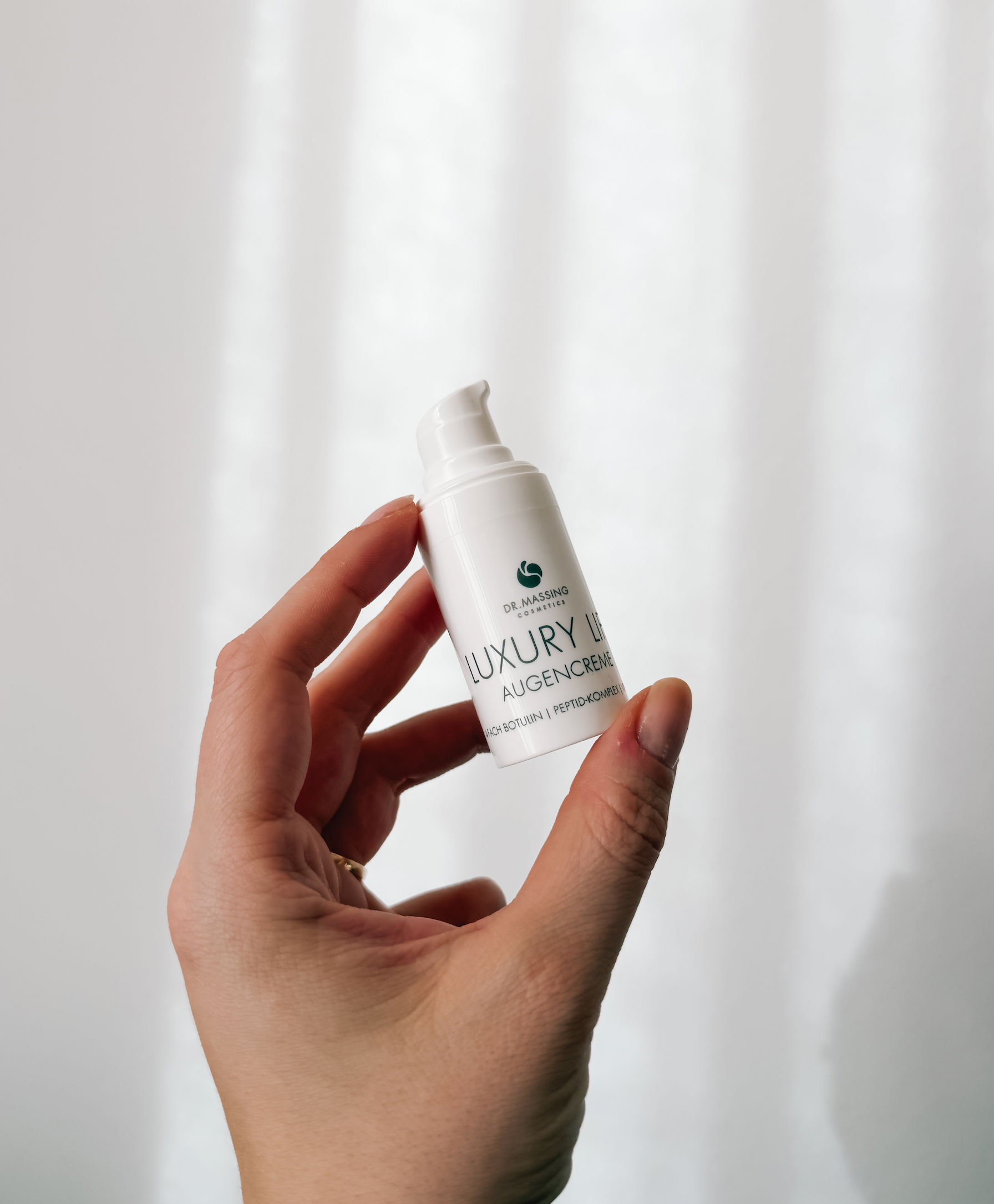 Hand hält Luxury Lift Creme für ersten Anwendungsschritt.