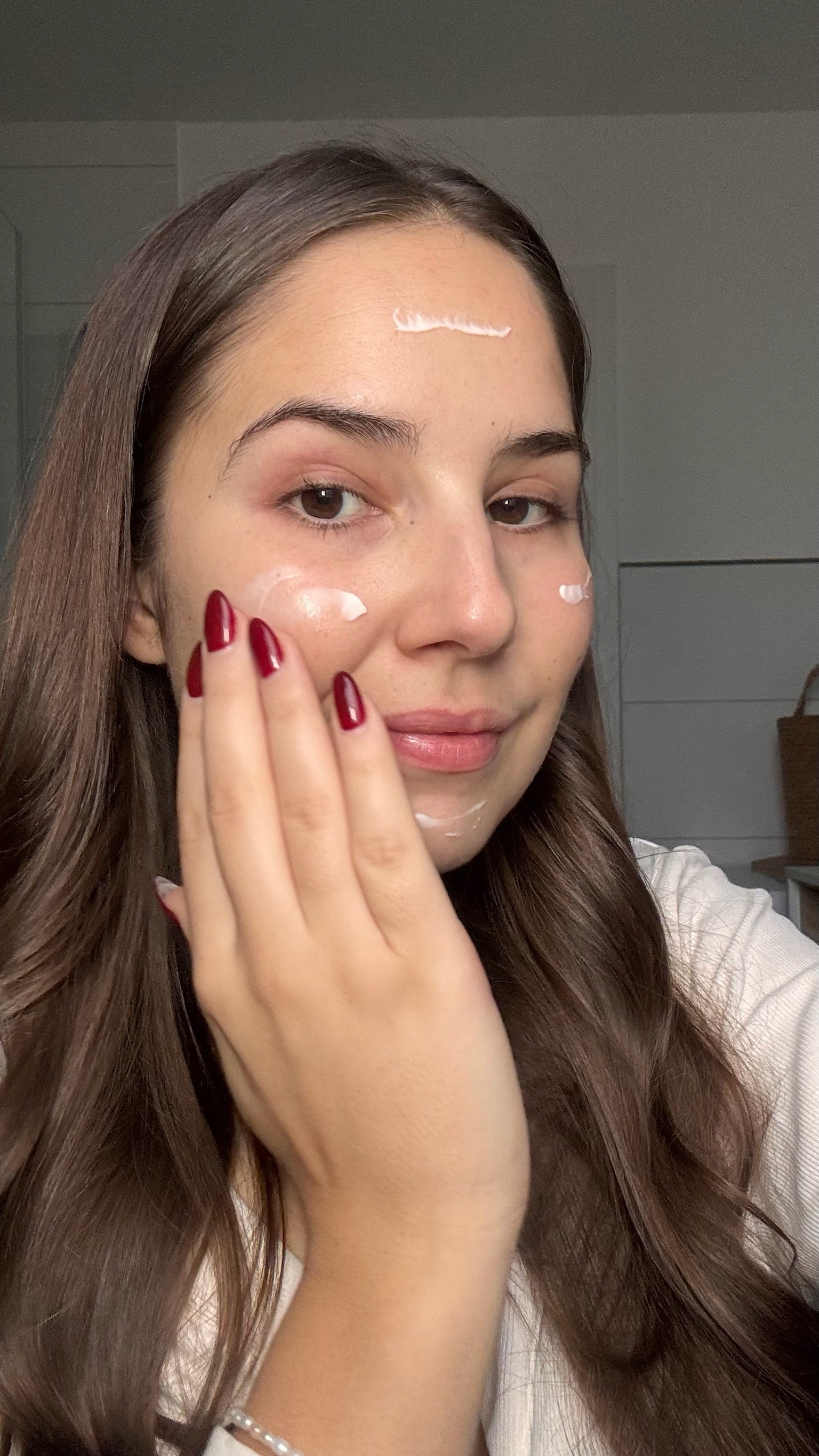 Frau trägt Hyalove Nachtcreme auf ihr Gesicht auf