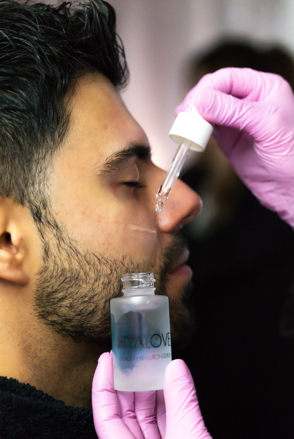 Mann mit Bart wird das Hyalove Serum mit Pipette auf die Haut aufgetragen, ium Falten und Trockenheit zu reduzieren