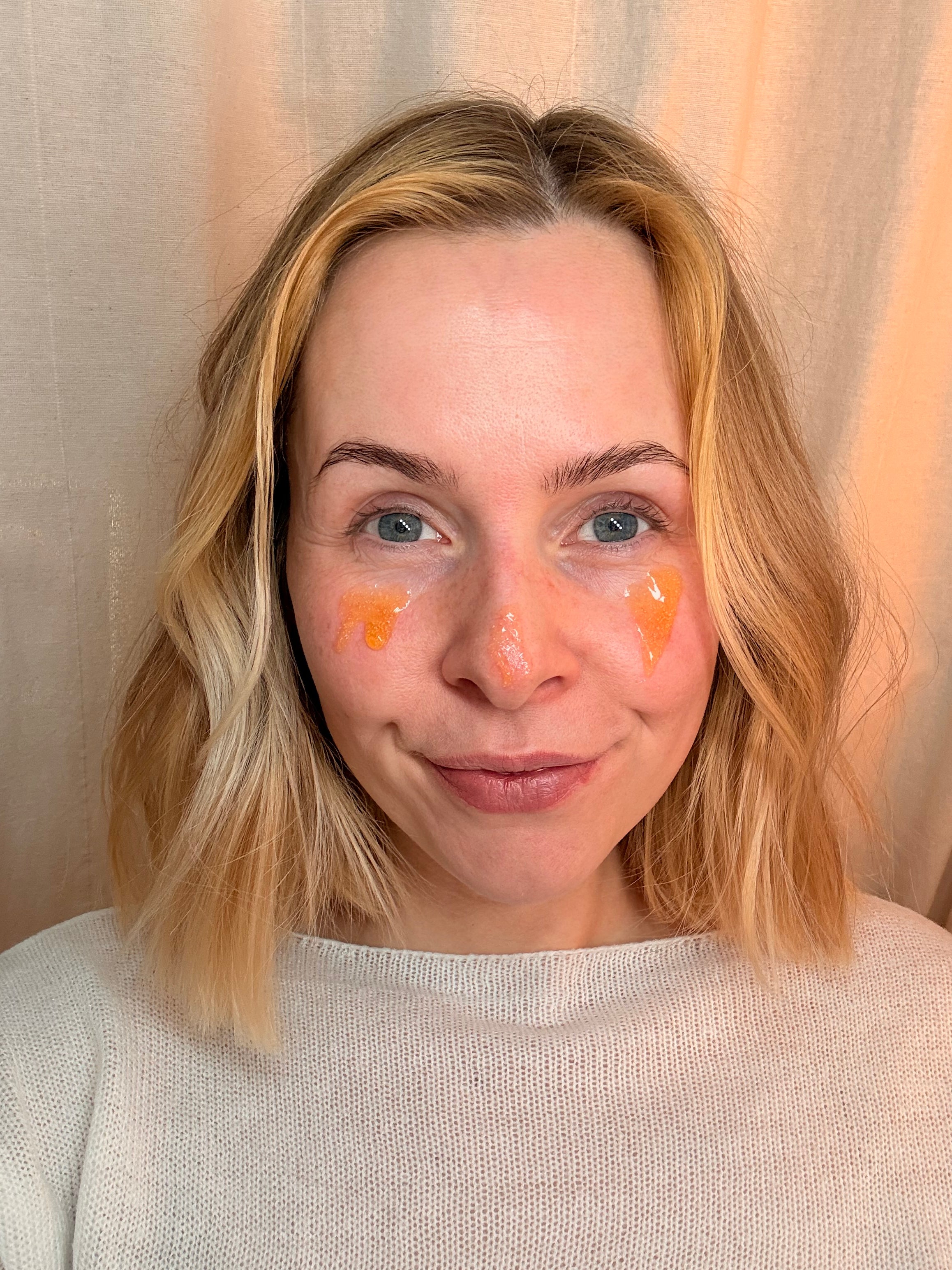 Portrait einer Frau mit Payalove Peeling Textur auf Gesicht