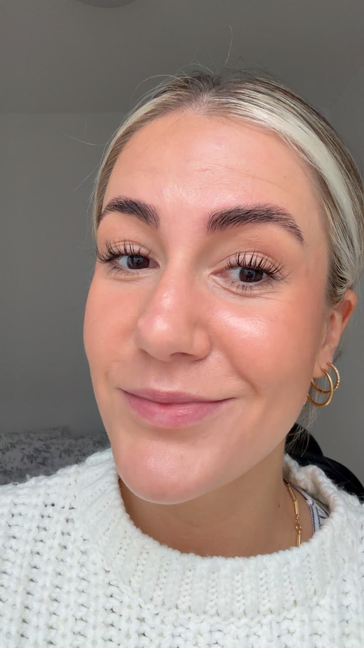 Portrait einer jungen Frau mit schönen langen Wimpern vom Ocean Power Serum