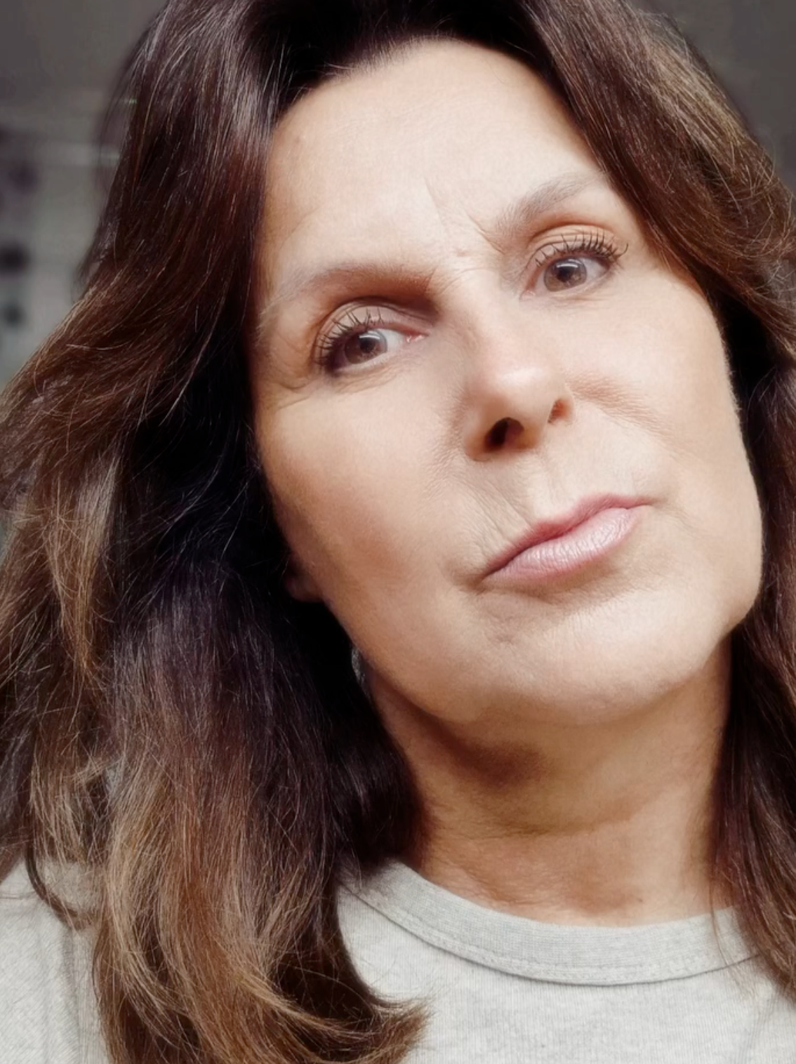 Portrait einer älteren Frau mit schönen dichten Wimpern vom Ocean Power Serum