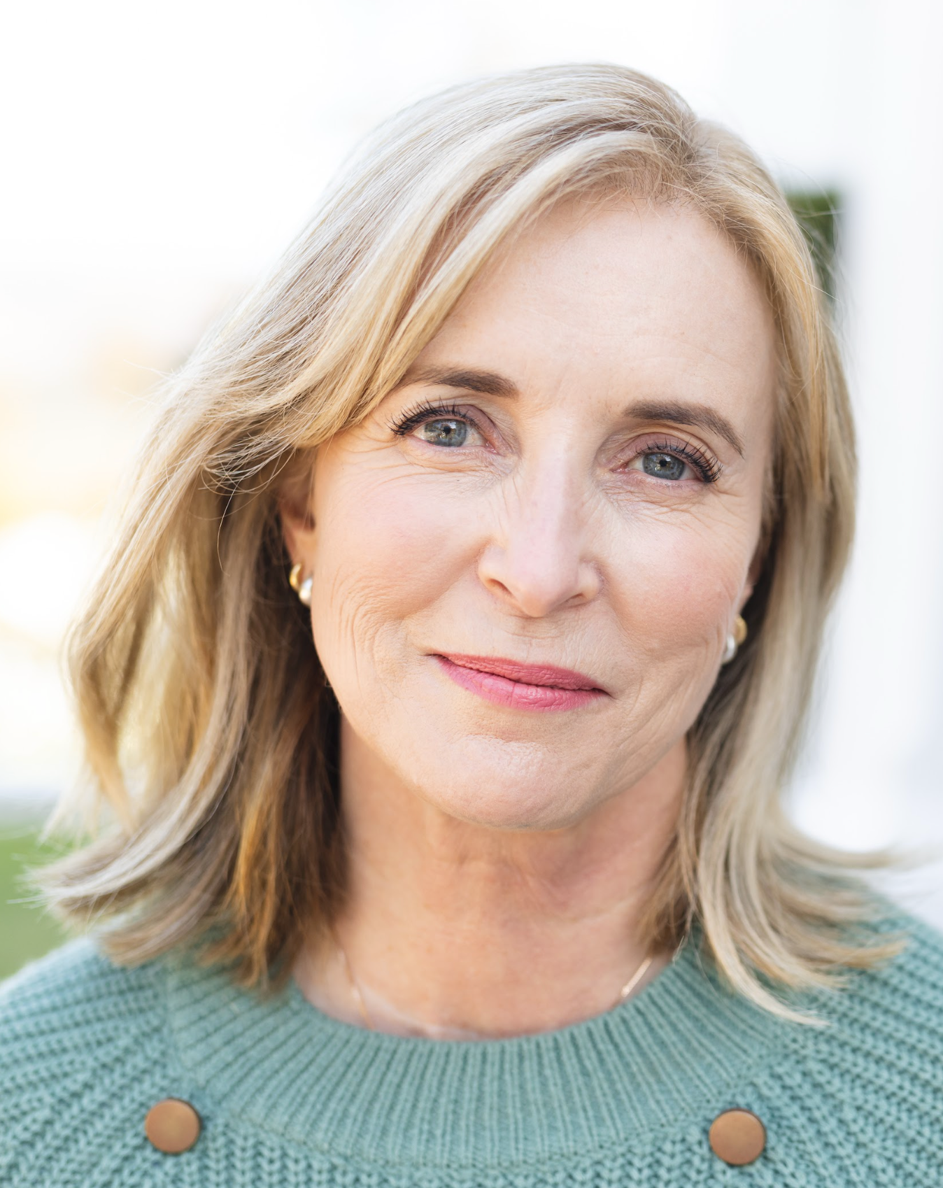 Portrait einer älteren Frau mit schönen vollen Wimpern durch das Ocean Power Serum