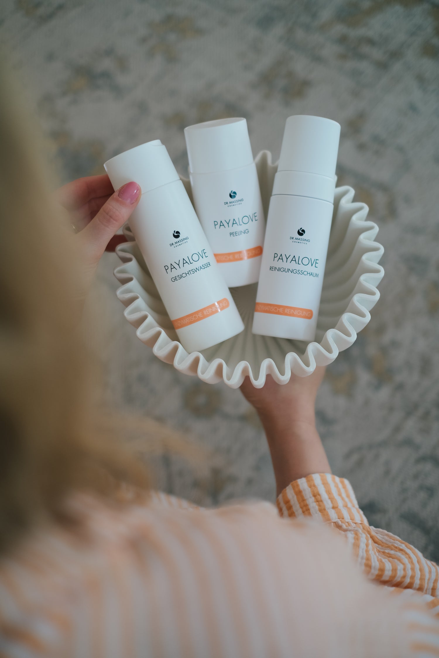 zwei Hände halten Schale mit 3er Payalove Glow Skin Set in der Hand