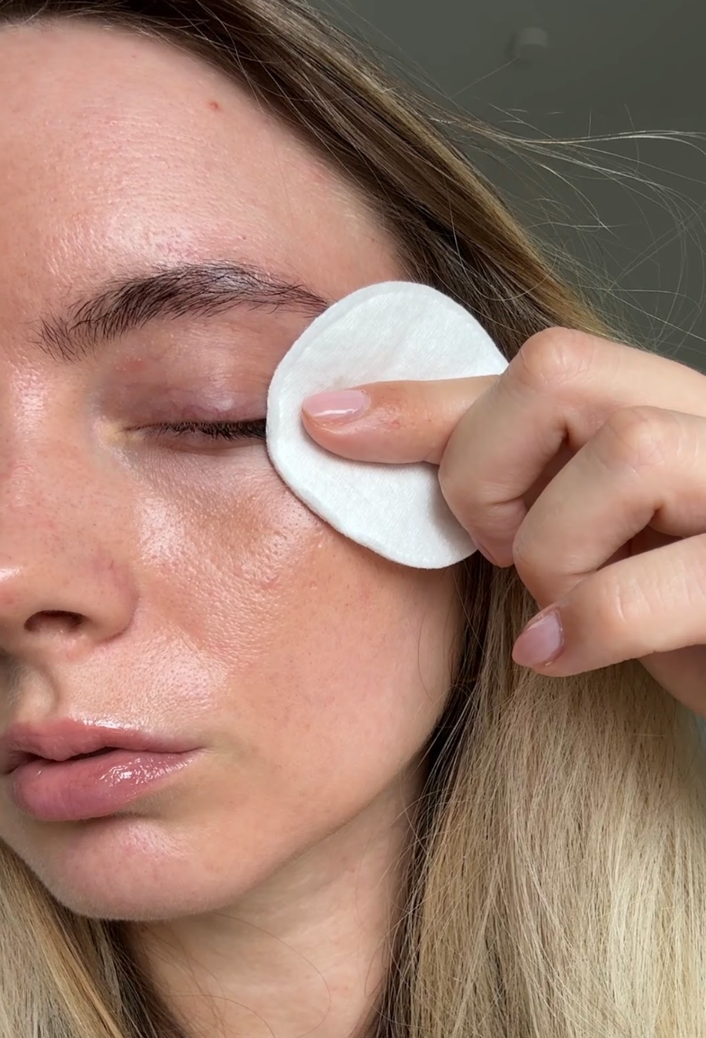 1. Schritt der Anwendung des Sensitive Wimpernserums