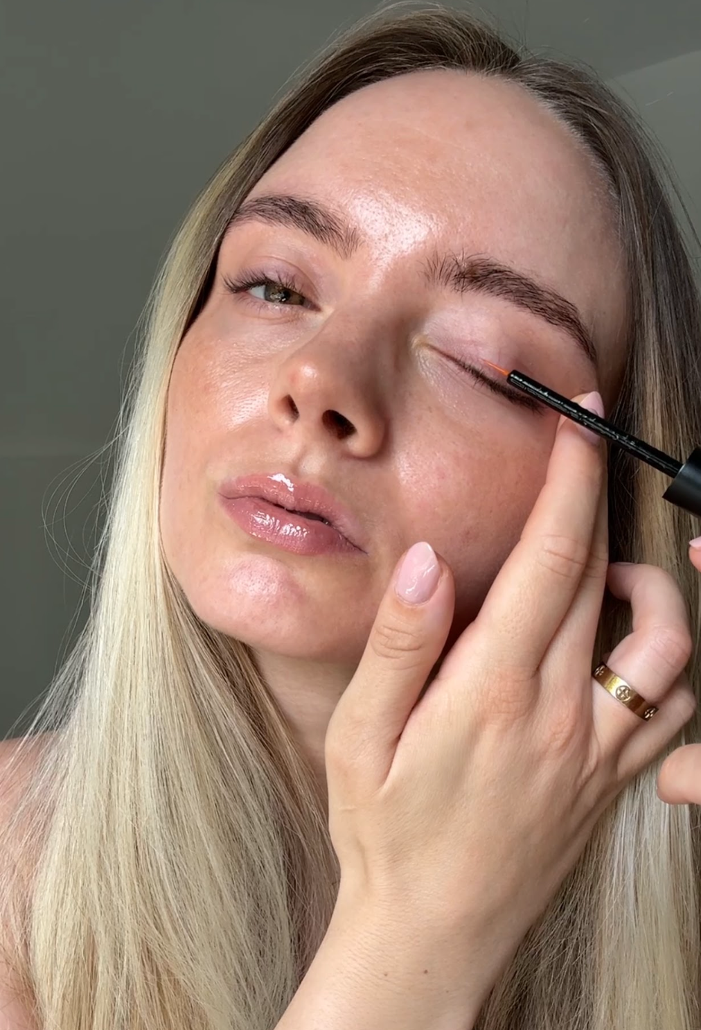 2. Schritt der Anwendung des Sensitive Wimpernserums