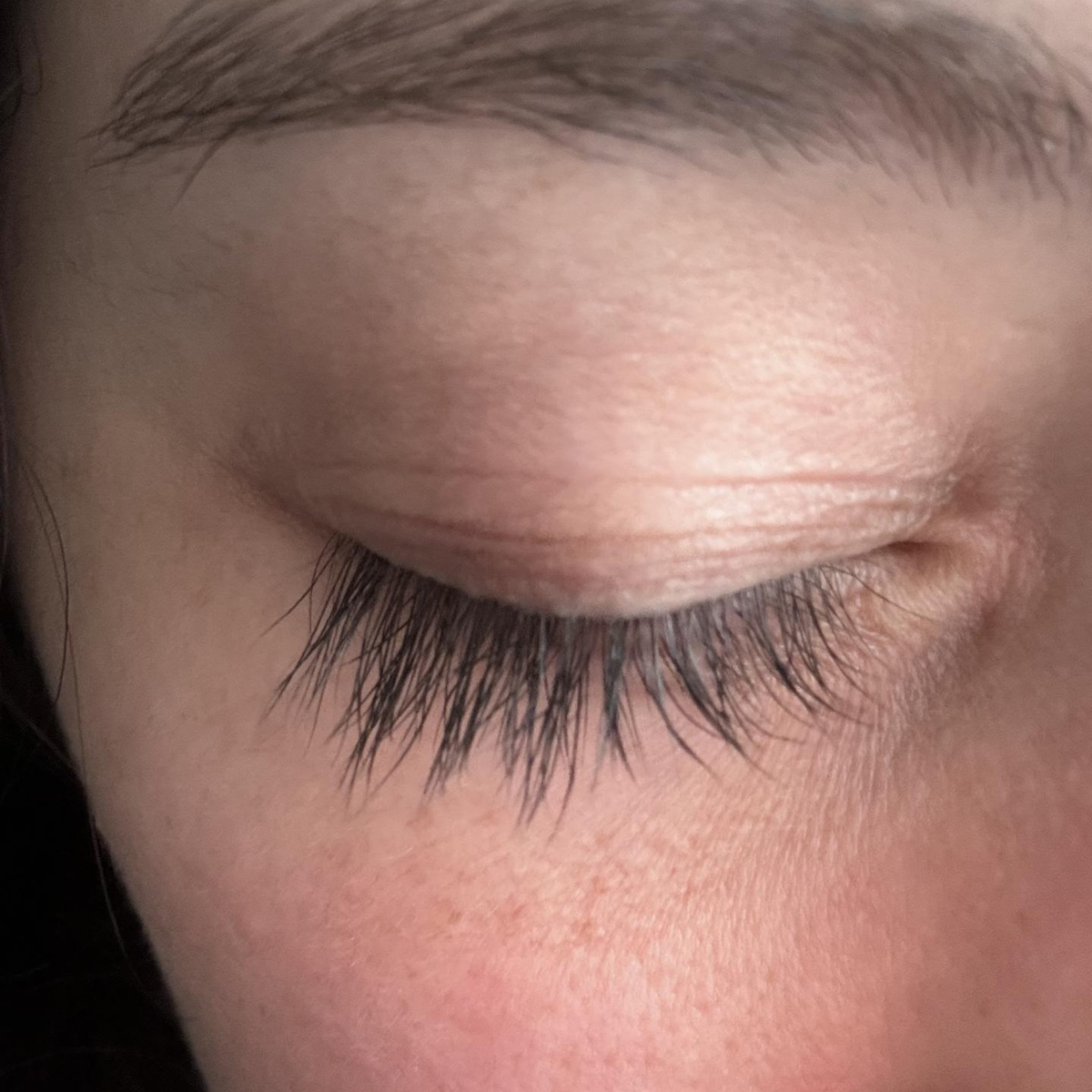 Vergleichsbild nach der Anwendung des Sensitive Wimpernserums, die Wimpern wirken deutlich länger