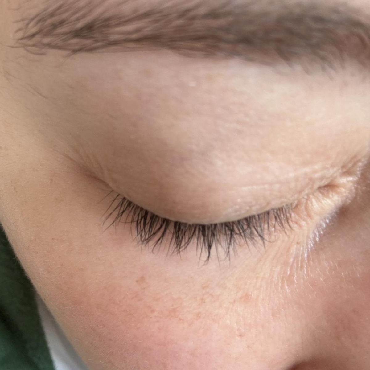 Vergleichsbild vor der Anwendung des Sensitive Wimpernserums