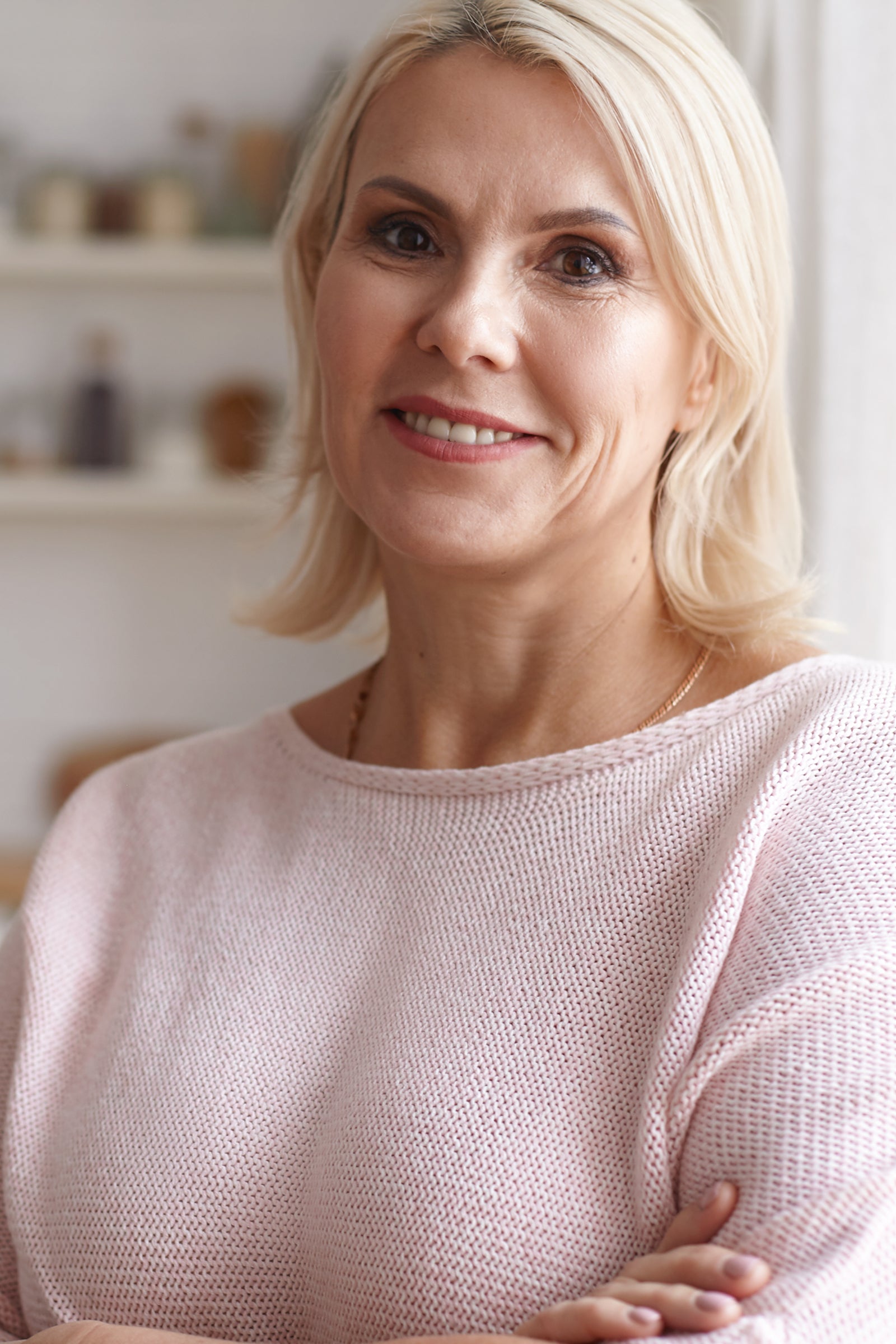 Portrait einer Frau mit gepflegter Gesichtshaut, die einige Falten um die Augen aufweist.