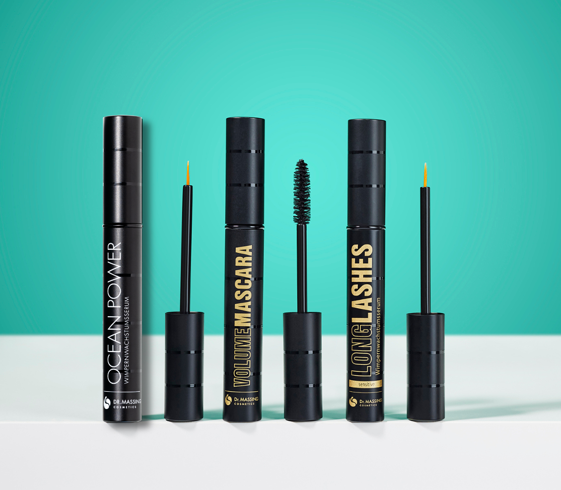 Ocean Power, Volume Mascara und Sensitive Wimpernserum auf grünem Hintergrund