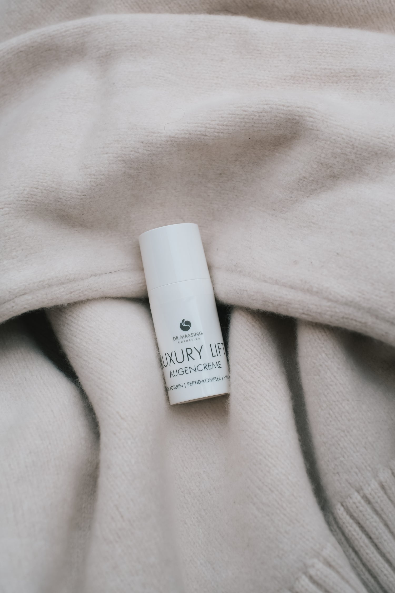 Luxury Lift Augencreme auf beigen Stoff