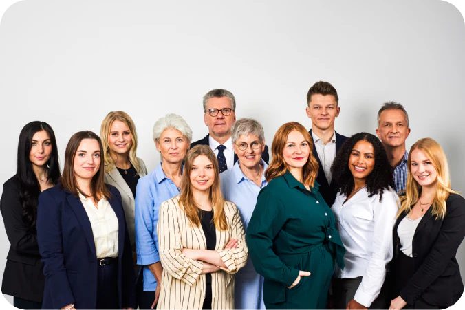 Dr. Massing Team zusammengestellt nebeneinander und alle Personen schauen in die Kamera