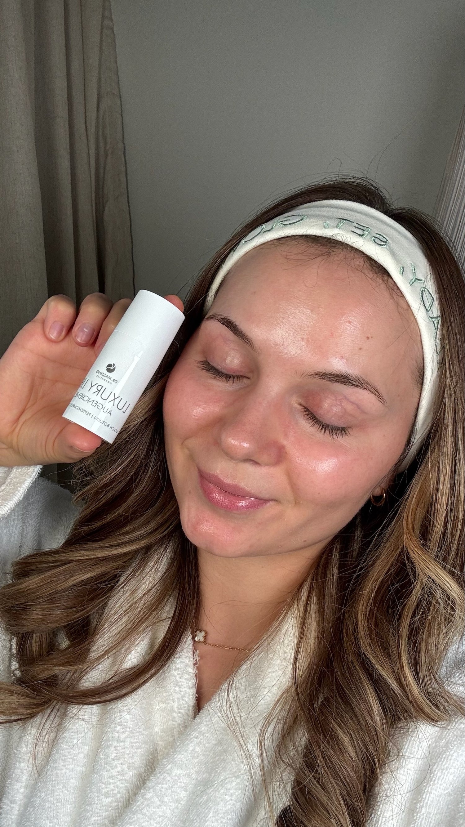 Anwendung des Kosmetikband aus Baumwolle von Dr. Massing Cosmetics