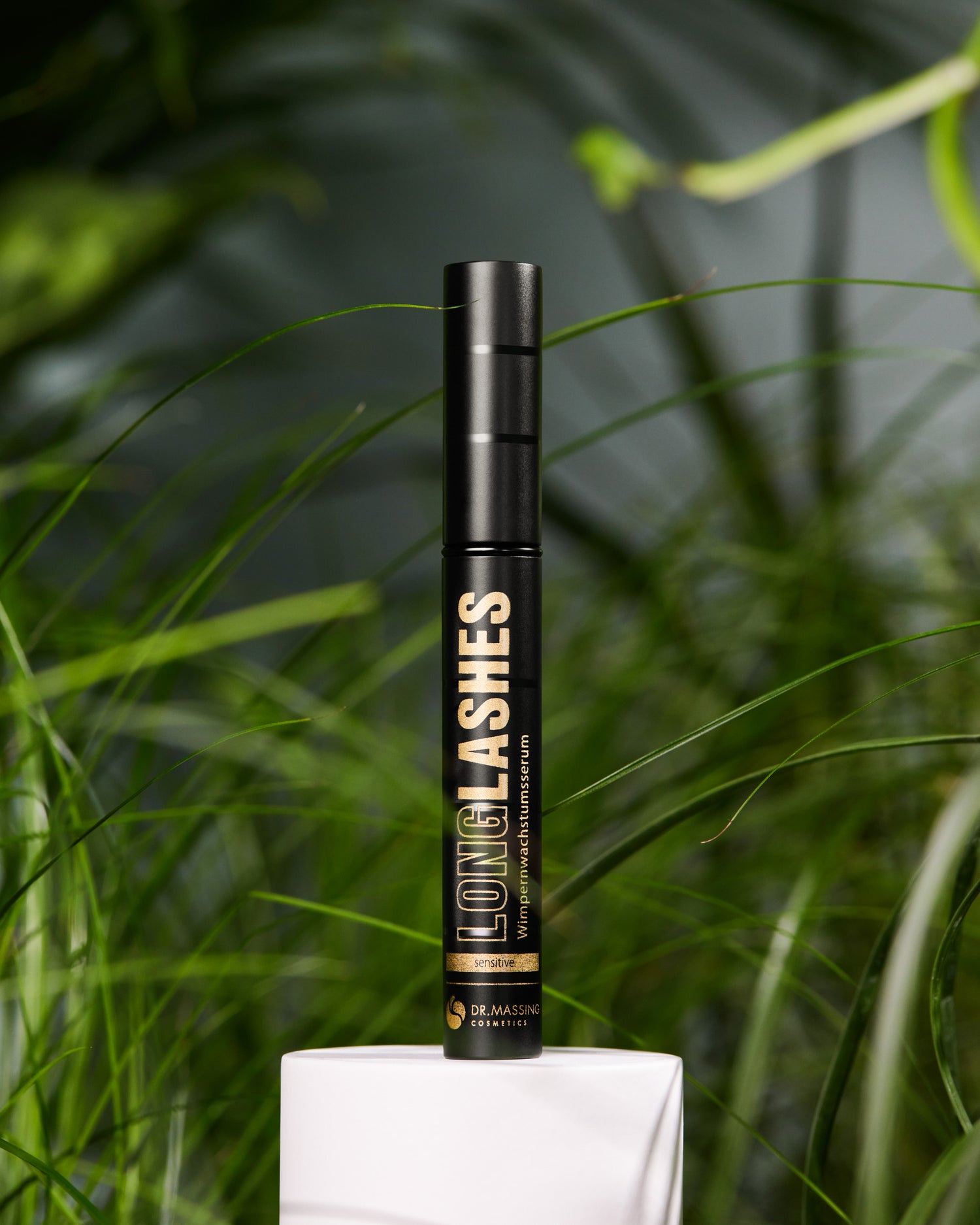 Sensitive Wimpernserum Detailfoto grüne Pflanzen