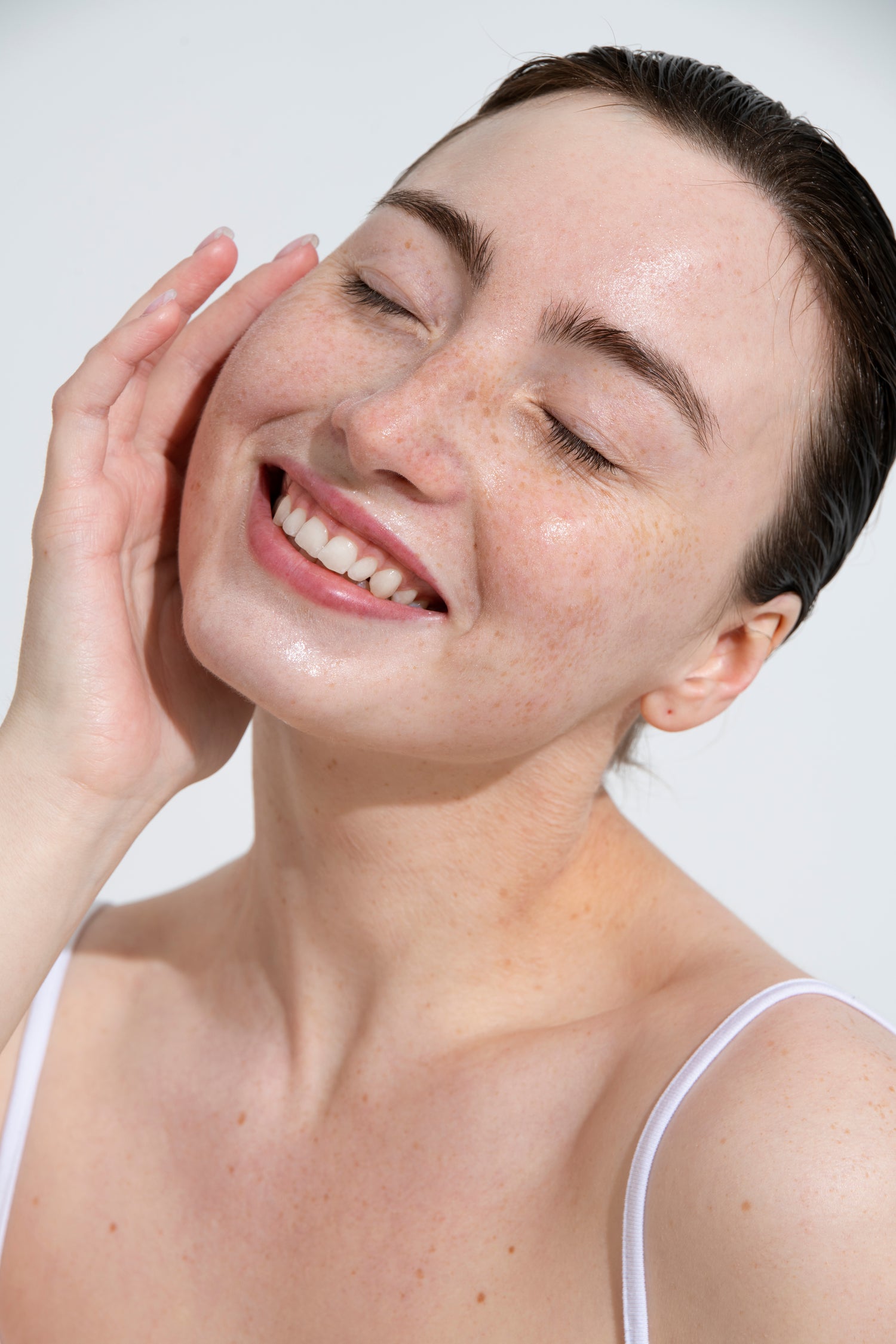 Bild einer Frau welche die Glass Skin Routine genutzt hat und jetzt strahlende gepflegte Haut hat