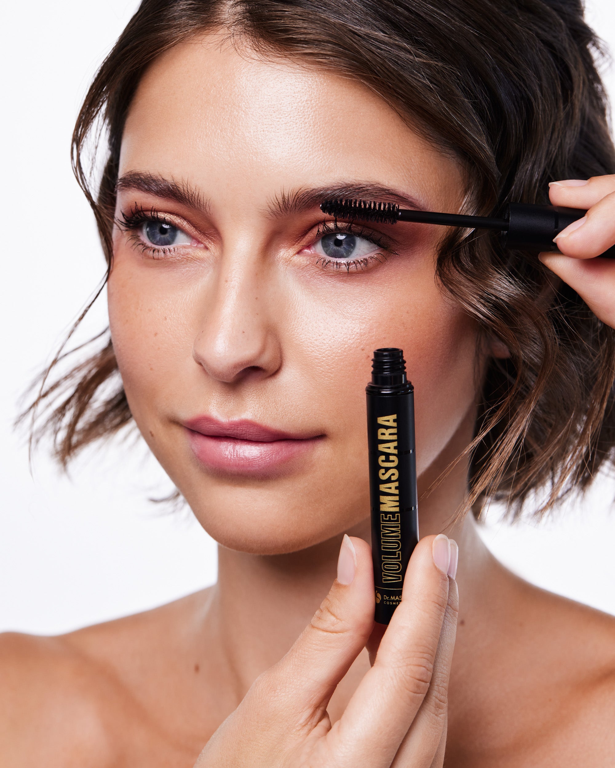 Bild einer Frau mit schönen Wimpern, sie trägt die Volume Mascara auf
