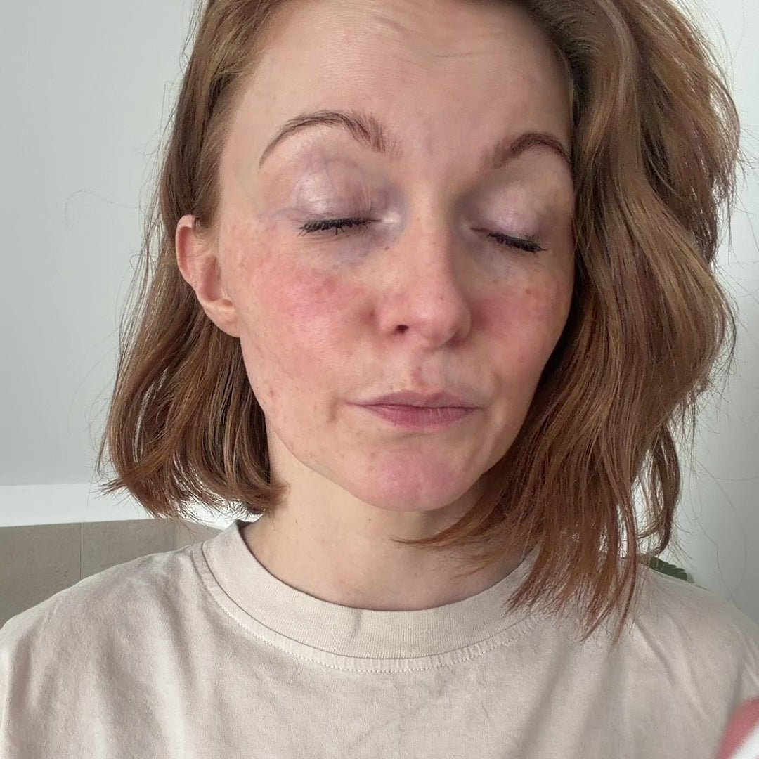 Frau cremt ihr Gesicht mit der Nachtcreme von Dr. Massing ein