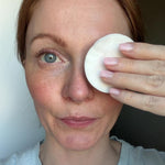 Junge Frau schminkt sich mit ölfreiem  LongLashes Eye Cleanser von Dr. Massing ab