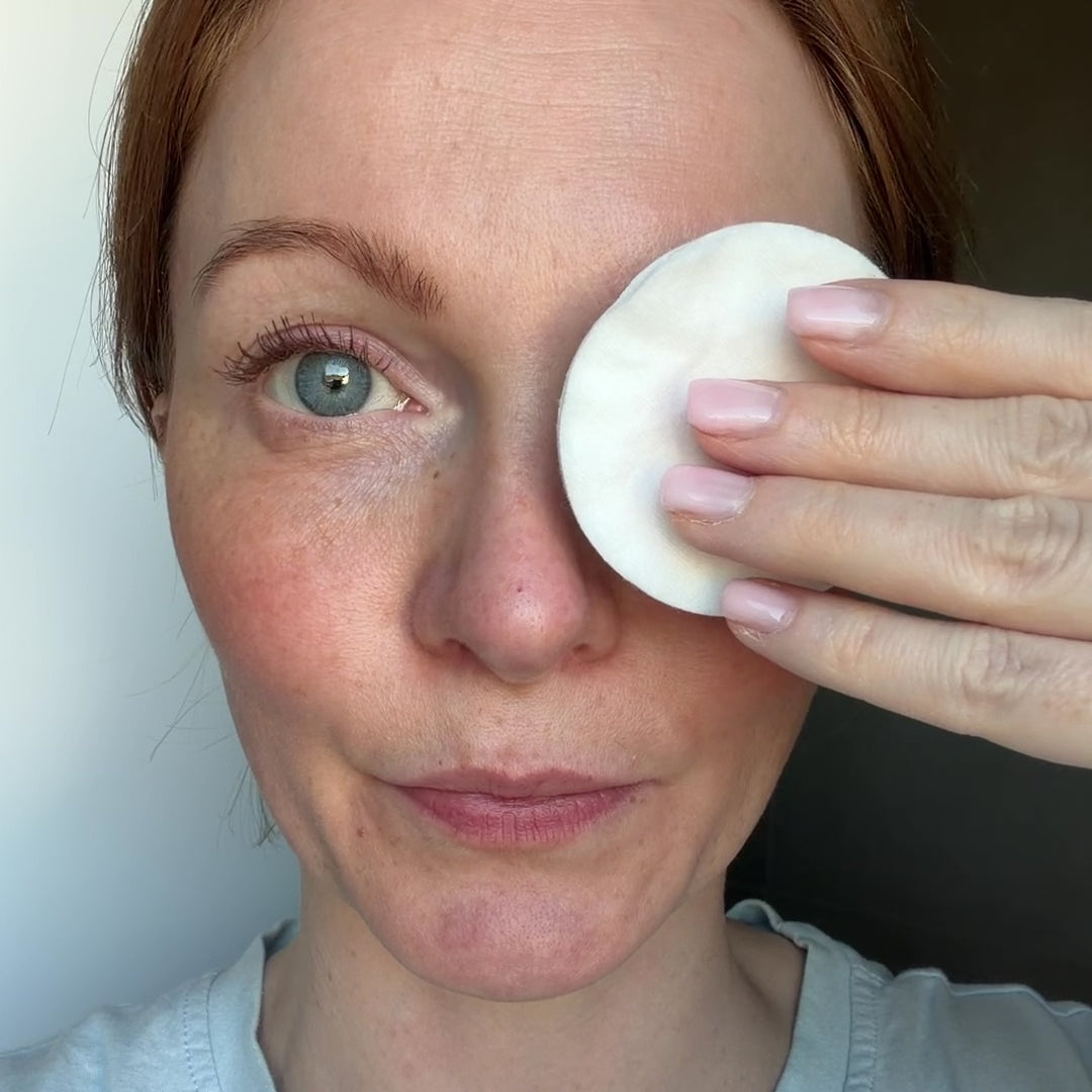 Junge Frau schminkt sich mit ölfreiem  LongLashes Eye Cleanser von Dr. Massing ab