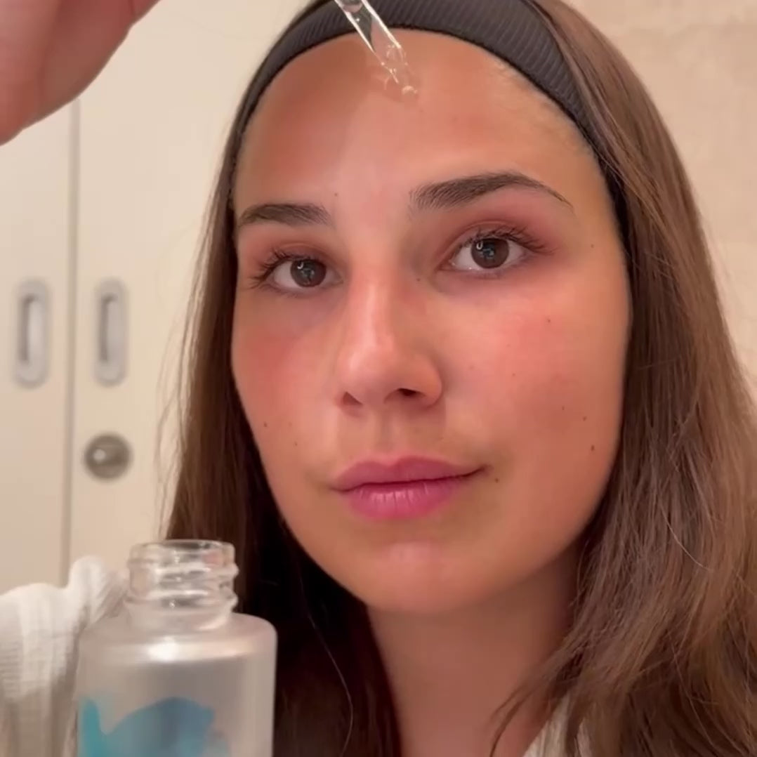 Junge Frau trägt Hyalove Serum auf und zeigt wie schön glatt und weich ihre Haut nach der Anwendung ist