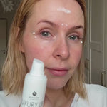 Frau trägt Luxury Lift Augencreme rund um die Augen und Stirnpartie auf und zeigt Augencreme Anwendung